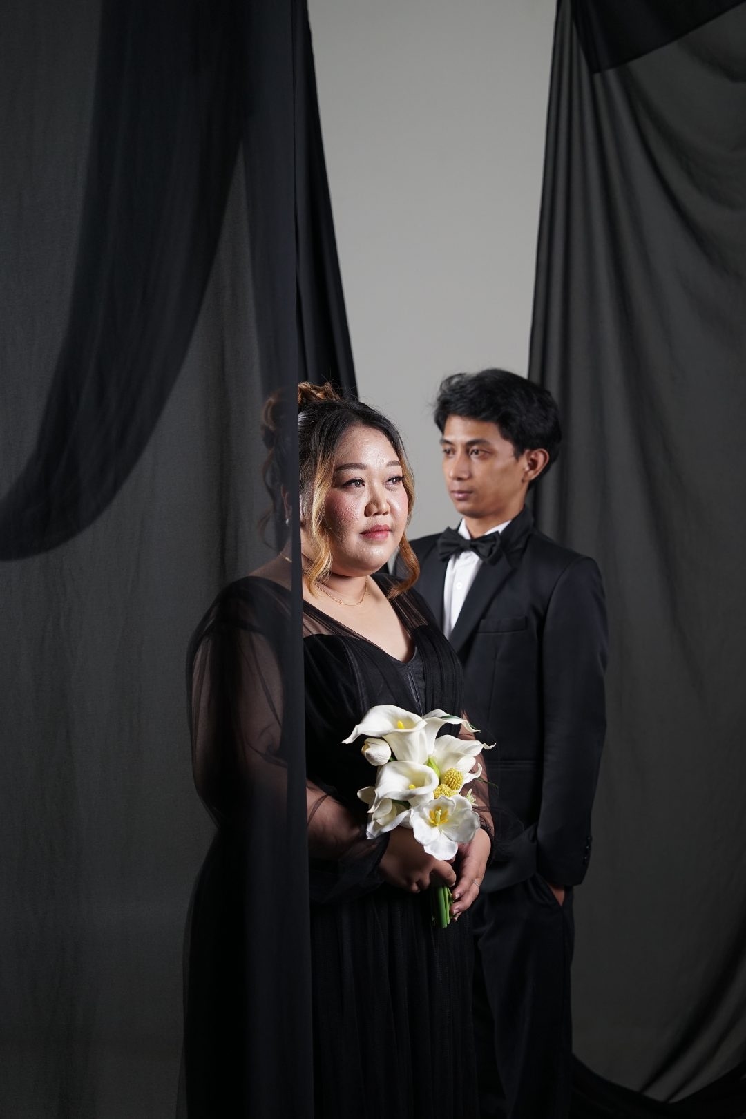 Yuni dan Arya berdampingan dengan lembut