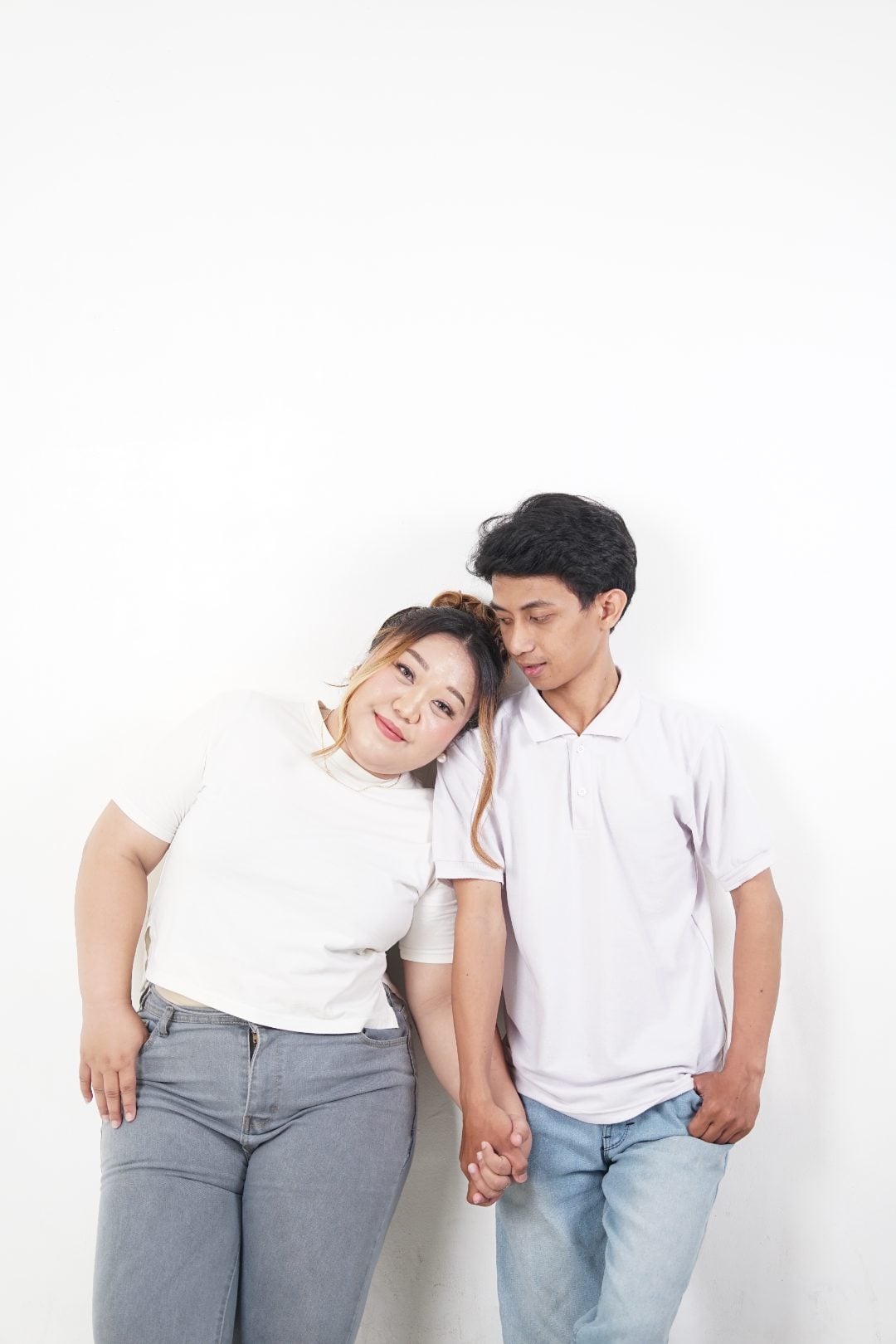 Yuni bersandar di bahu Arya