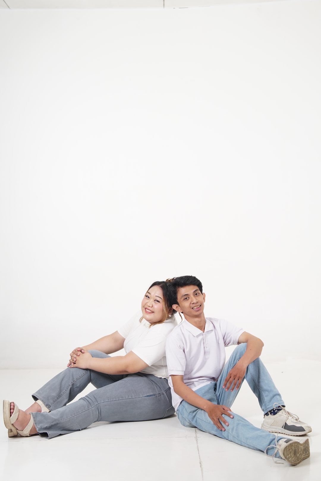 Yuni dan Arya duduk santai