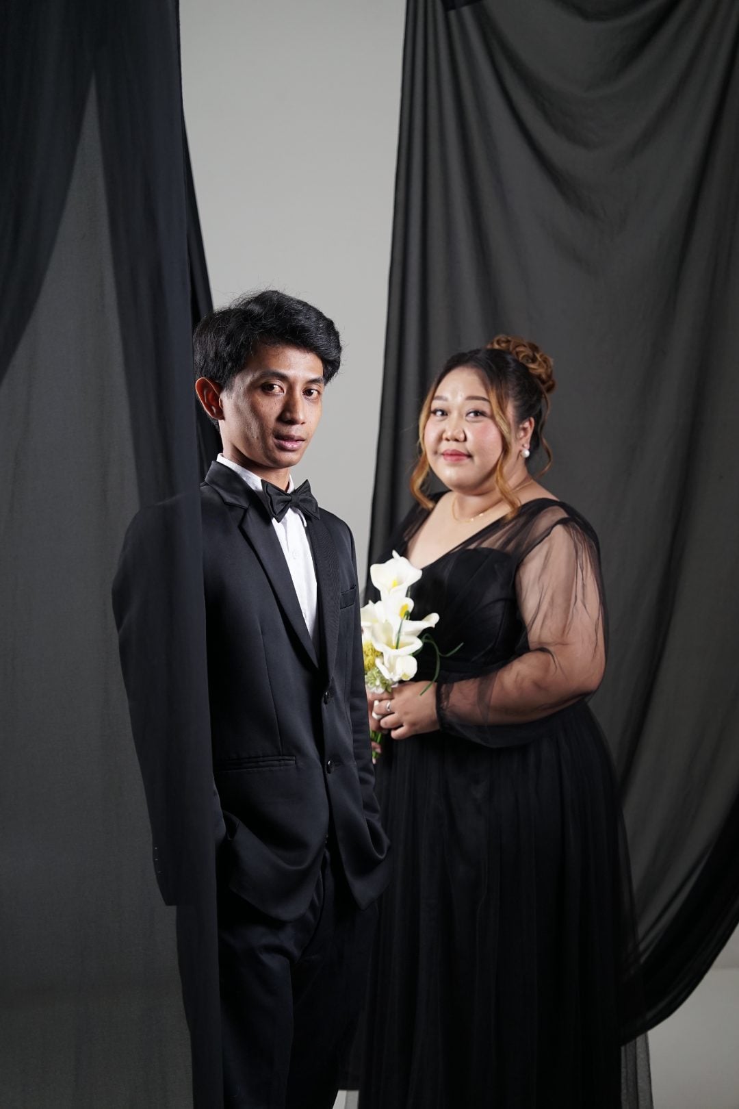 Yuni dan Arya berdiri berdampingan