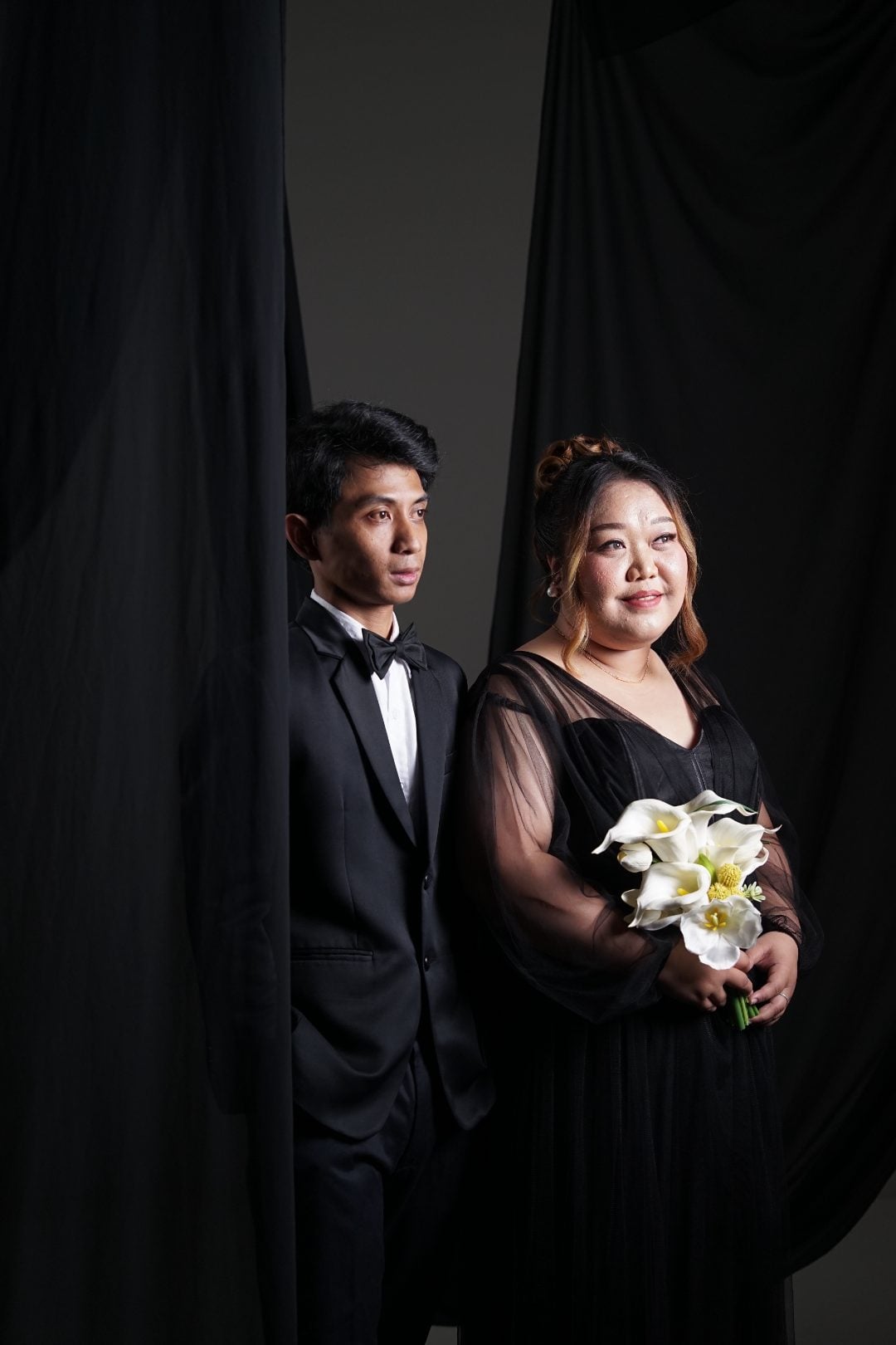 Yuni dan Arya dalam pose formal