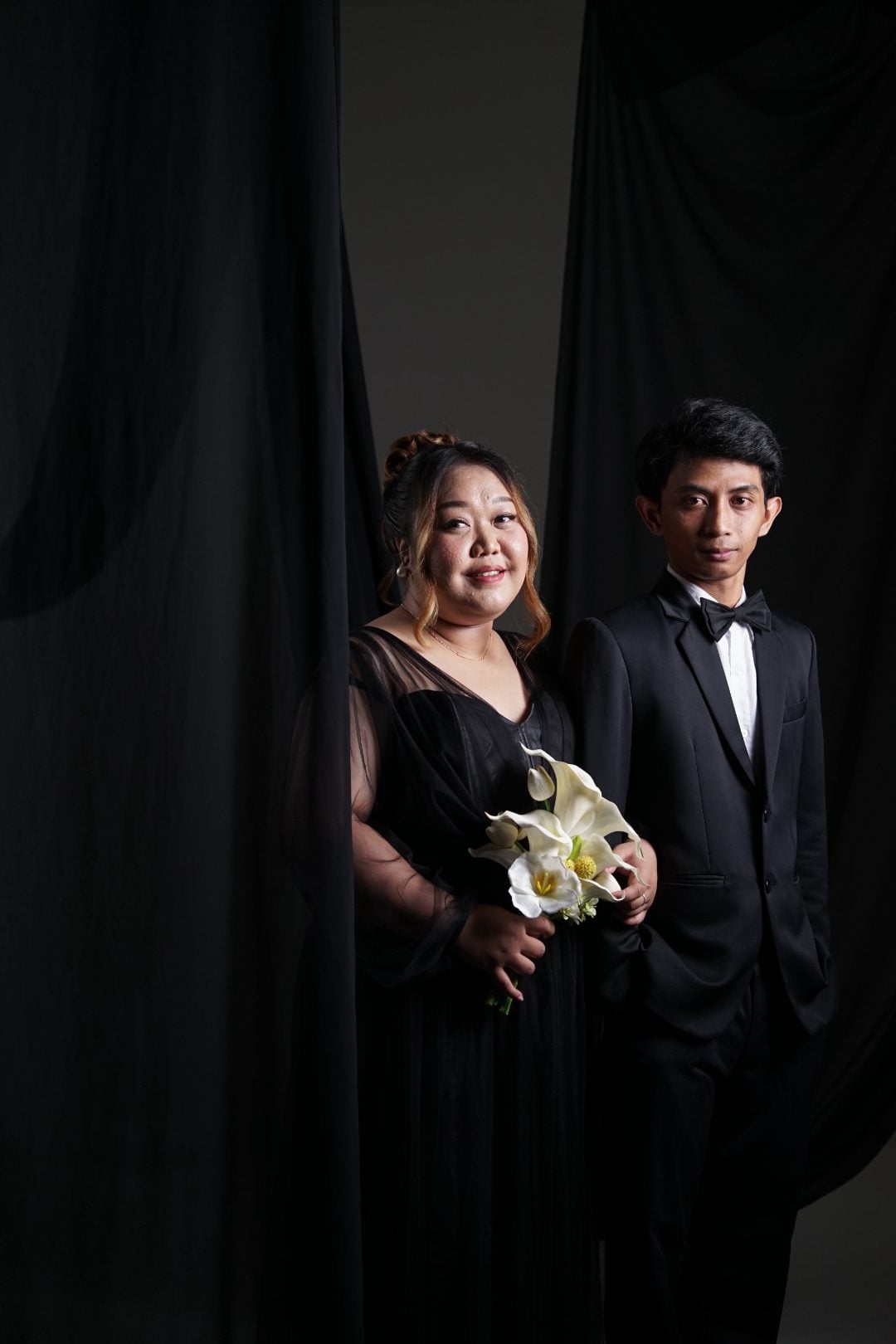 Yuni dan Arya dalam pose hangat