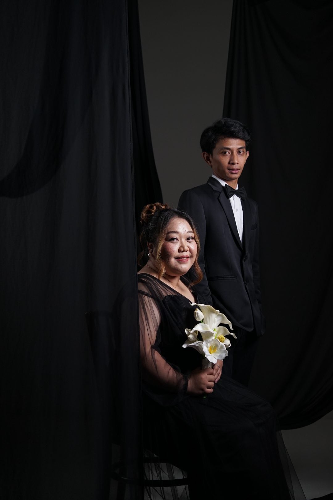 Yuni dan Arya duduk bersama