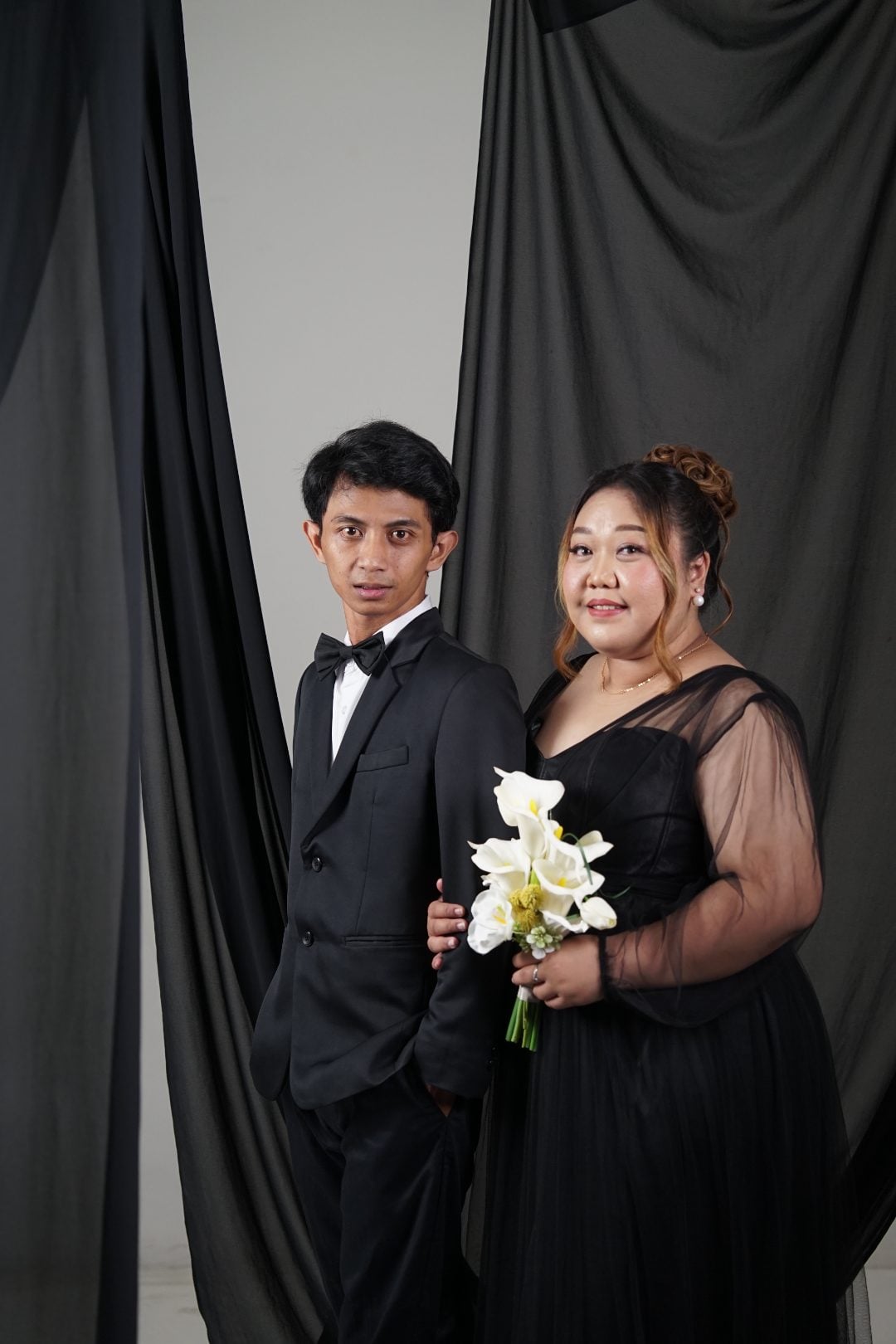 Yuni dan Arya berdampingan