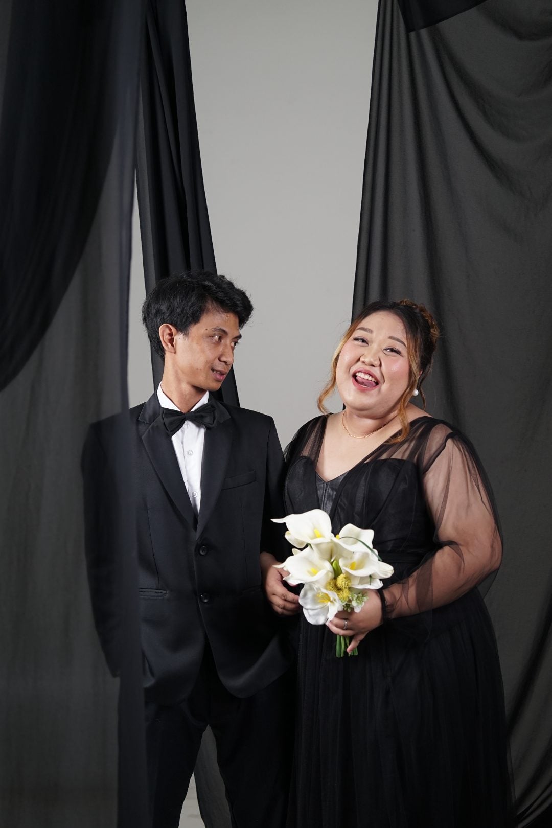 Yuni dan Arya tertawa bersama